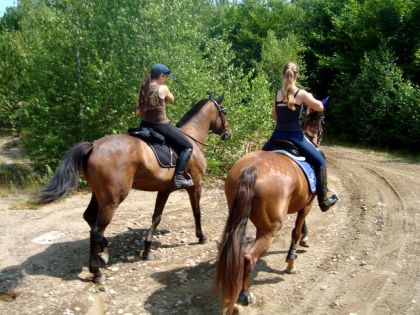Moi sur Jolly et ma chum de fille Gabrielle sur Rolak cet été en...