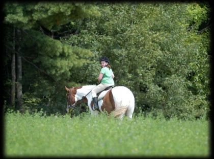 Cavalière de retour d'une randonnée équestre