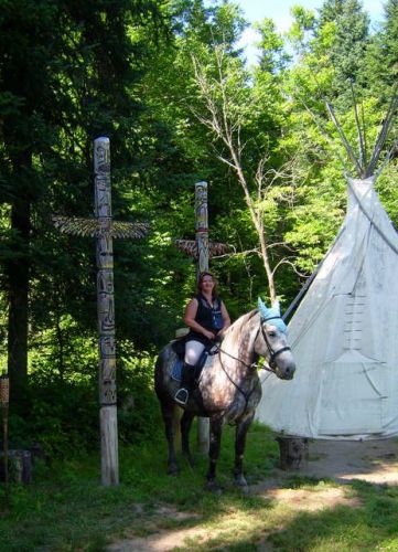 Sur le site du Baluchon de St-Paulin. Entre 2 totèmes indien et...