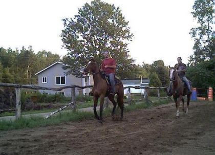 Danny et Luc eux semble s'amuser en réchauffant leurs chevaux