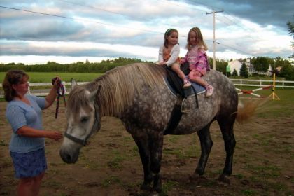 Silver qui initie mes petites nièces âgées de 3 1/2 ans à...