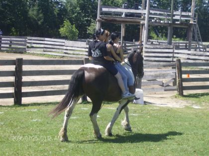 Trois filles sur le même cheval