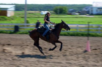 Geneviève sur ma jument standardred dans un gymkhana amateur!...