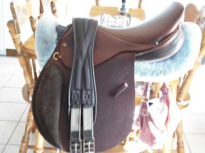 ma selle de comper de saut fait avec du cuir europeen