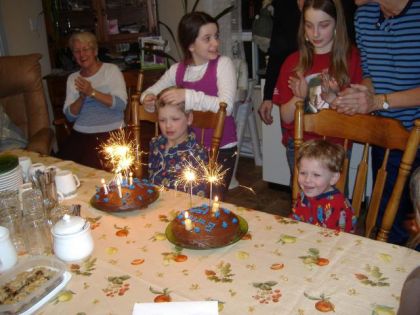 la fête de mes deux garçons, regarder l'expression de mon petit...