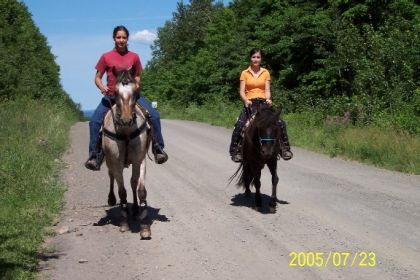 2 cavalières en randonnée sur un chemin
