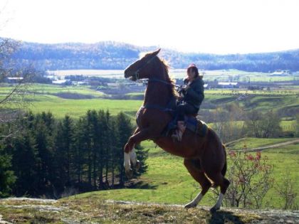moi et jack au cabré devant une falaise (on était quand meme...