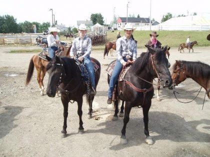 Deux cavalières habillées pareil