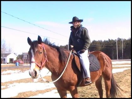 J'ai la classe, chapeau de cow-boy avec selle anglaise. haha...