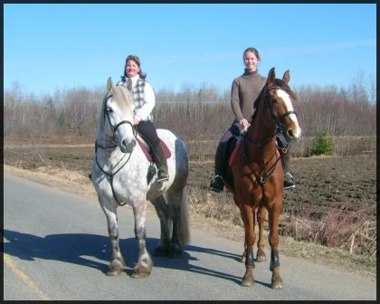 Ma mère et moi sur nos chevaux avant de partir en rando! ;)