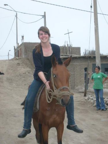 A cheval dans mon village au Pérou ! Un caballo ! :) 