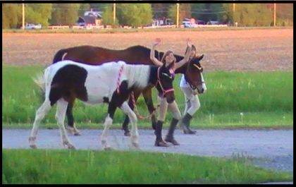 23 mai 2010 : Moi et Maude avec mes deux juments. Je tenais même...