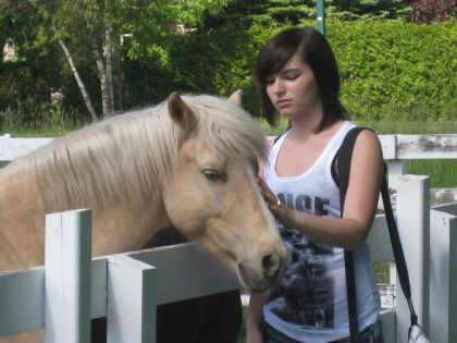  moi et un poneyy au poney club de blainville, il me suivait...