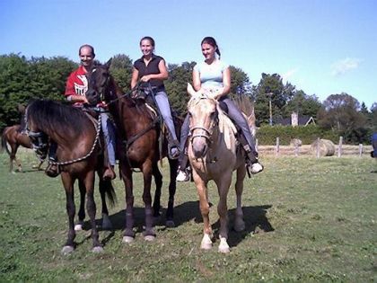 Geneviève, Cindy et Luc à St-Paulin... beaucoup de cavaliers...