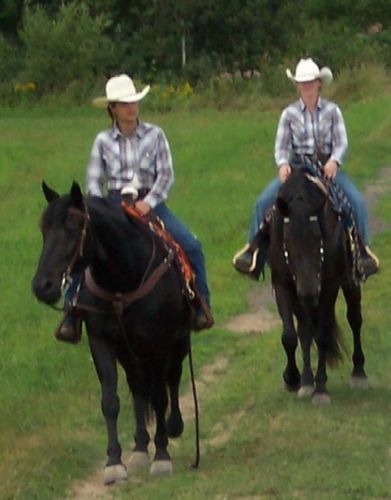 Deux cowgirls avec le même linge