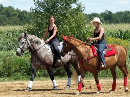 Deux filles à cheval