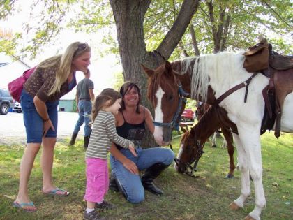 Tobby, Claude et une petite fille rencontrer lors d'une...