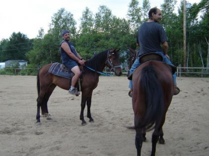 Wow!Le cowboy au centre,quel look. lol