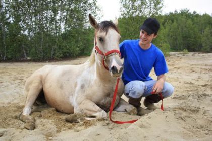 Mon poulain et sa moustache de sable!