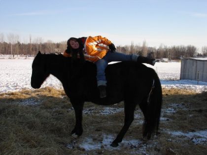 Cavalière étendue sur son cheval