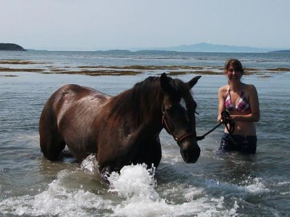 Mon amie avec ma jument dans le fleuve cet apres midi :)