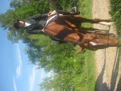 Thyme qui mange comme un cochon avant la competition de saut :)...