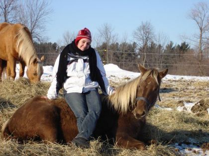 Fille assise sur un cheval couché
