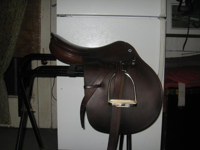 Selle Close contact Barnsby 16 1/2 a vendre avec equipement