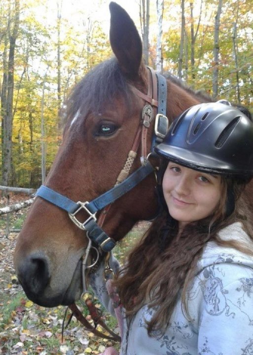 Pour ceux qui serait visuel, voici une photo de moi avec mon hongre standarbred Paco