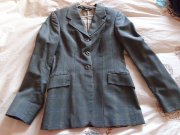 veston grand prix beige verdâtre ligné bleu pâle(il est très joli), grandeur 8 régulier, je l'ai payé un peu plus de 500$, je le laisse pour 225$