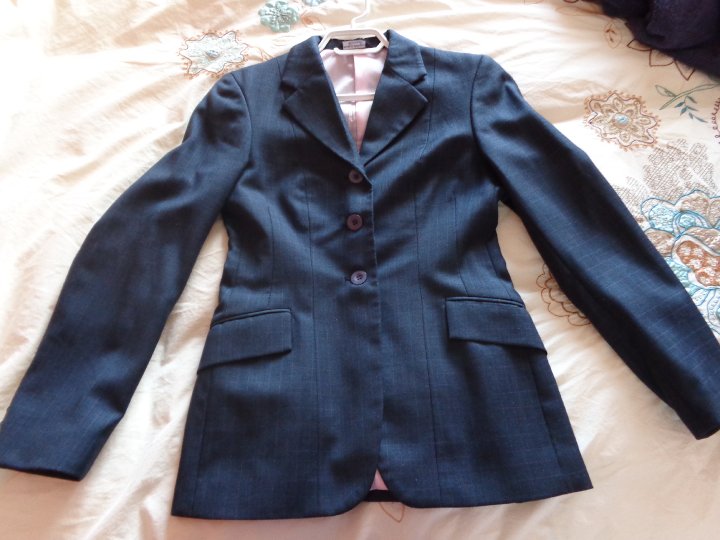 veston elite signature bleu ligné rose et mauve et rose à l'intérieur(il est très joli), grandeur 8 régulier, acheté il y a environ 2 ans à 380$, je le laisse pour 175$