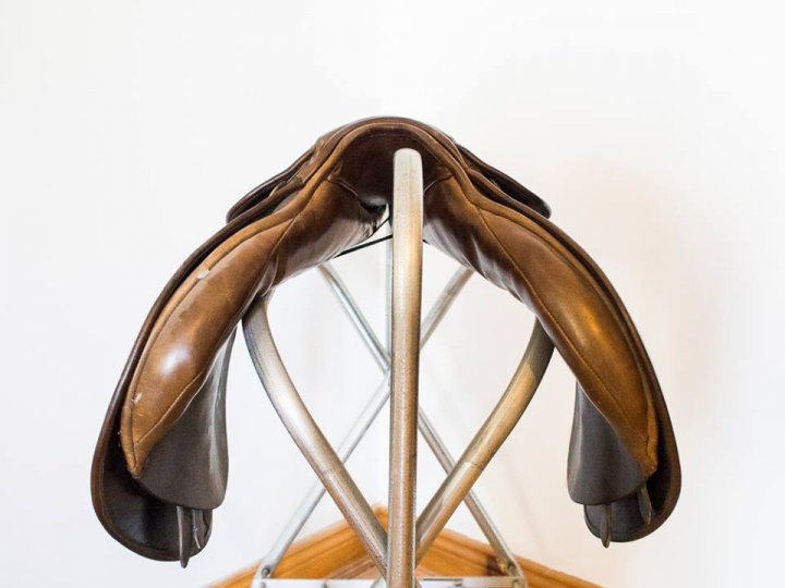 Selle de saut usagée à vendre