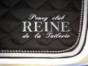 Broderie sur tapis de selle