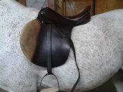 Plusieurs selles usagées à vendre