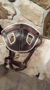 Equipement: Veston, bottes, gants, étrivière, bride etc