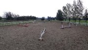 Manège extérieur avec l'équipement de saut