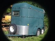 Trailer. 2 chevals