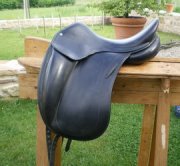 Recherche une selle de Dressage 