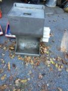 RECHERCHÉ - Distributeur de foin en cubes à...