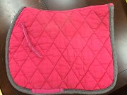 tapis de selle et polos roses
