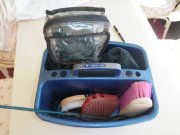 Coffre avec brosses, cravaches, bandages,...