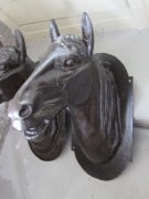 Paire de têtes de cheval en fonte