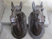 Paire de têtes de cheval en fonte