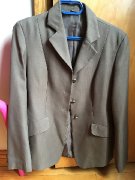 Vestons et chemises à vendre