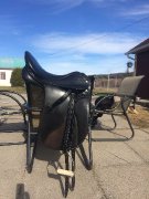 NOUVEAU PRIXSelle de dressage Collegiate 17,5