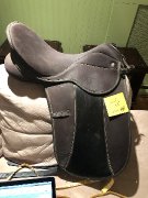 Une selle de dressage noire en tissus synthétique de marque Thorowgood (Wallsall, Angleterre), grandeur 17 pouces, arçon 6, 5 pouces, prix: 150$