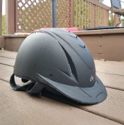Bombe d'équitation pratiquement neuve à vendre