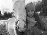 Bonjour  

Donc , ce petit monstre &agrave; moi , c'est Jubile , un poney welsh blanc , il a 12 ans , mais dans sa t&ecirc;te 3ans ... Il est tr&egrave;s intelligent...