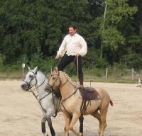 http://www.vincentliberator.com/spectacle-equestre-poste-hongroise.php

C'est un cavalier debout sur 2 chevaux