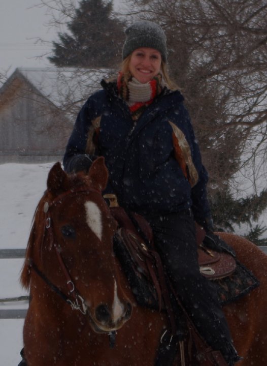 Personnellement je monte vraiment avec mon manteau de neige, ma suit de neige et mes grosses mitaines  lol et pour les bottes je mets des botillons d'hiver ou...
